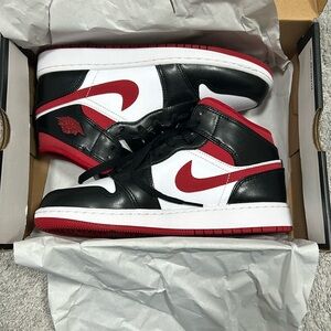 Nike Air Jordan 1 Mid white/gym red-black kidss size 6.5 never worn